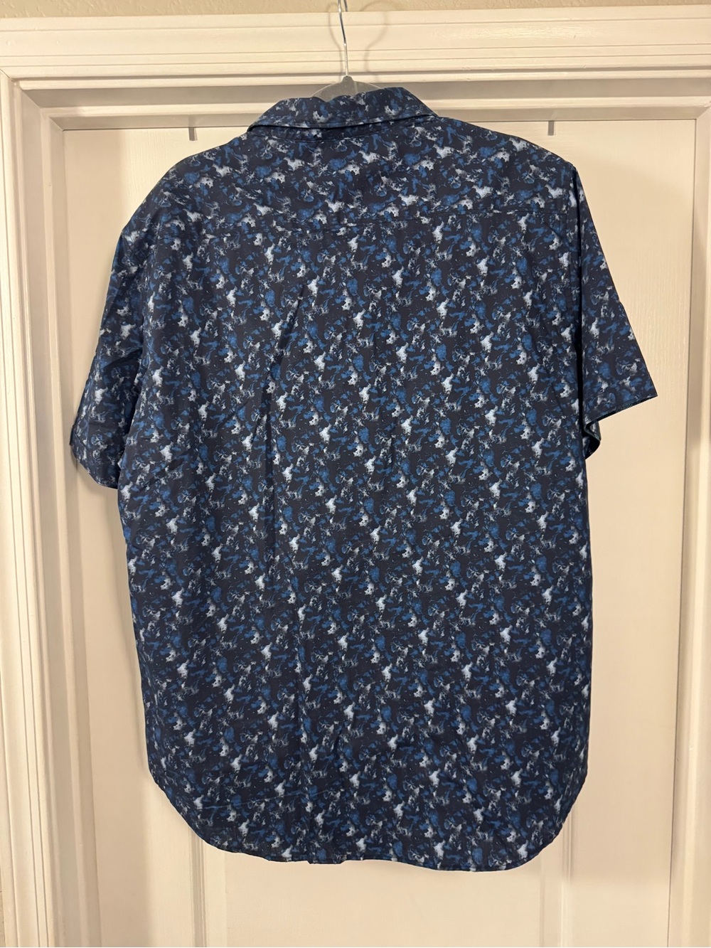 Robert Graham Navy & Blue Abstract Short-Sleeve Button-Up Shirt - Picture 7 of 9